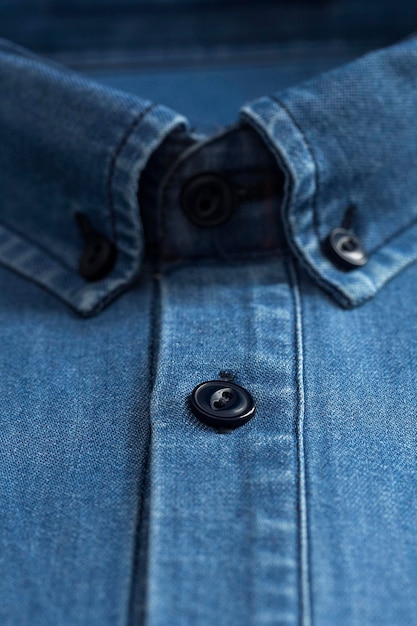 Close-up van een blauw denim shirt