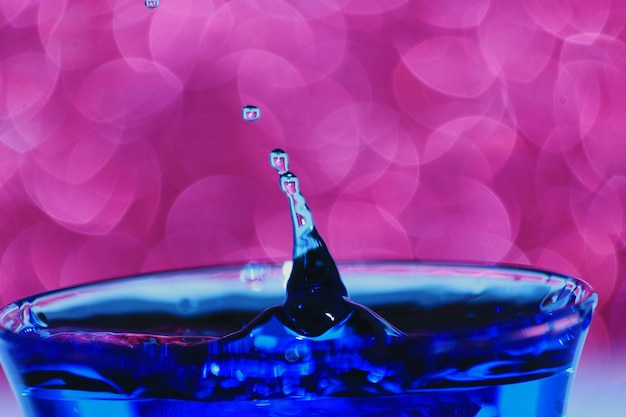 Close-up van een blauw drankje in een glas.