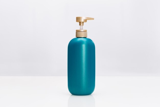 Close-up van een blauwe fles op een witte achtergrond
