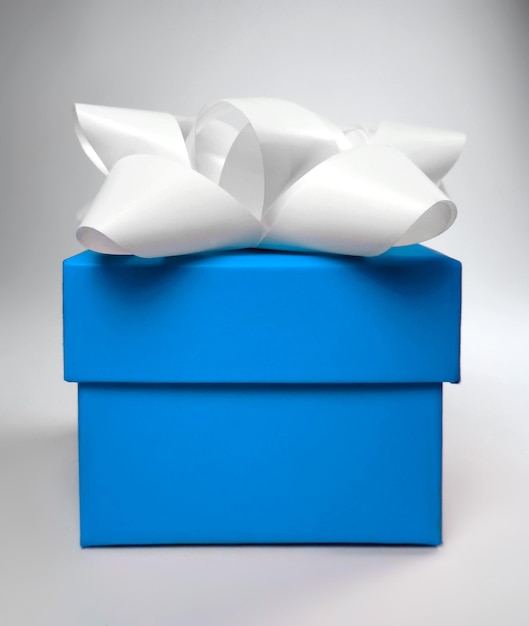 Close-up van een blauwe geschenkkist op een witte achtergrond
