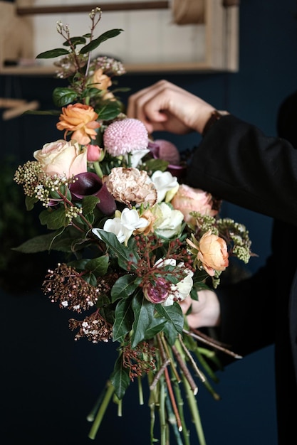 Close-up van een bloeiende plant die met de hand wordt vastgehouden