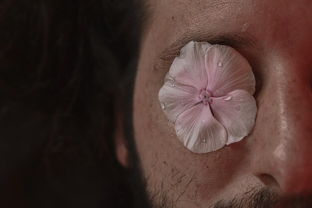 Close-up van een bloem op het oog van een man