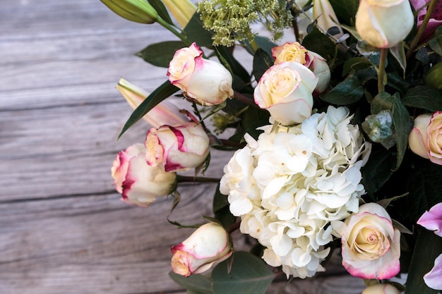Close-up van een bloemenboeket op tafel