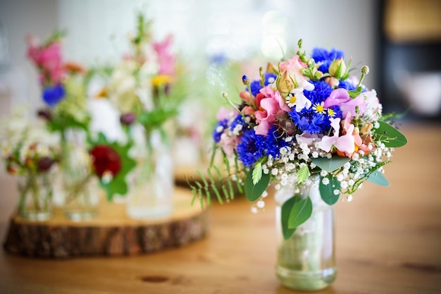 Close-up van een bloemenvaas op tafel thuis
