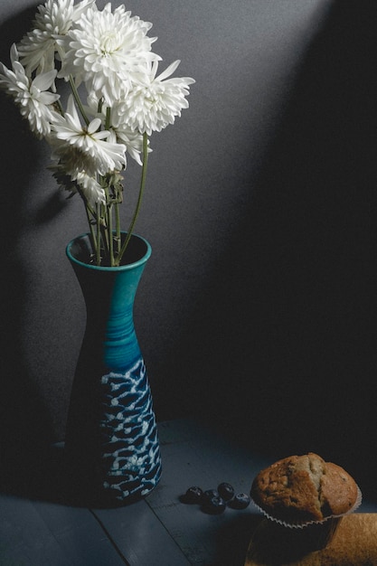 Foto close-up van een bloemenvaas op tafel thuis