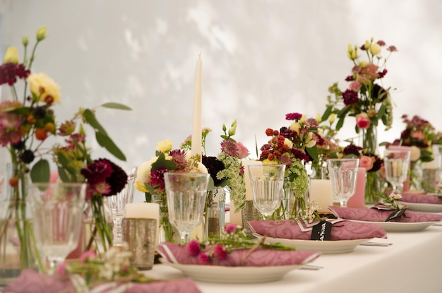 Close-up van een bloemenvaas op tafel
