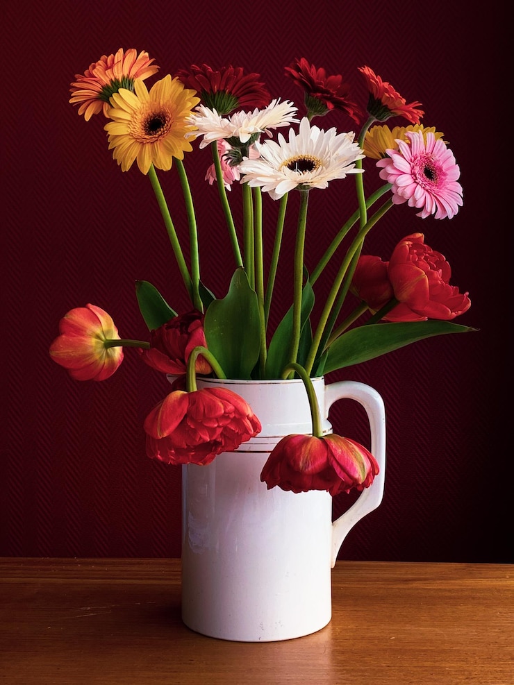 Foto close-up van een bloemenvaas op tafel