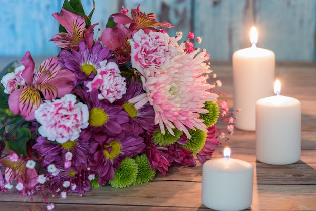 Close-up van een bloempot op tafel