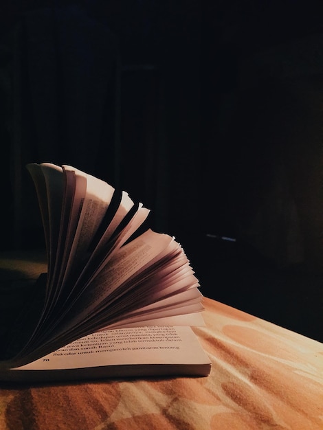 Close-up van een boek op tafel in de donkere kamer
