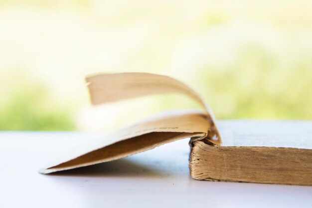 Foto close-up van een boek op tafel