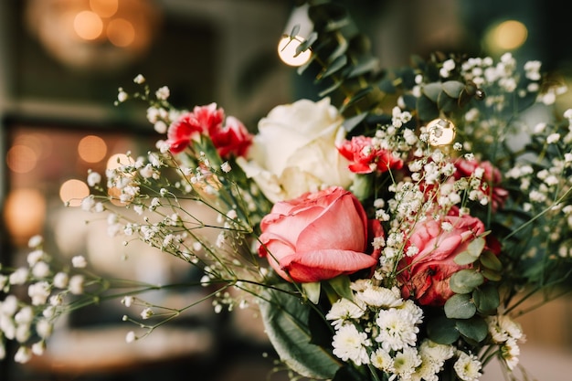 Close-up van een boeket van delicate voorjaarsbloemen van lichte en roze bloemen