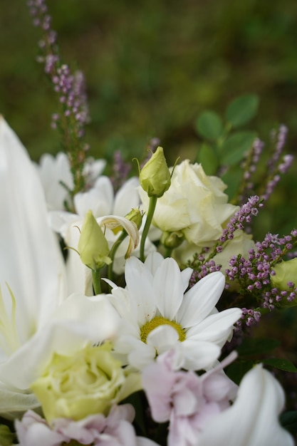 Foto close-up van een boeket witte bloemen. 8 maart en vrouwendag.