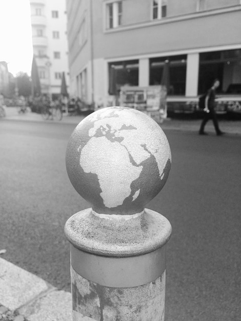 Close-up van een bollard op een weg in de stad