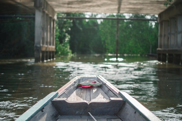 Close-up van een boot in de rivier