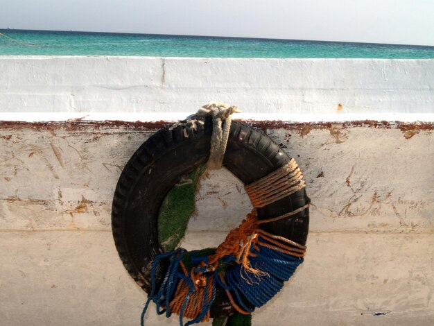 Foto close-up van een boot op het strand tegen een heldere lucht