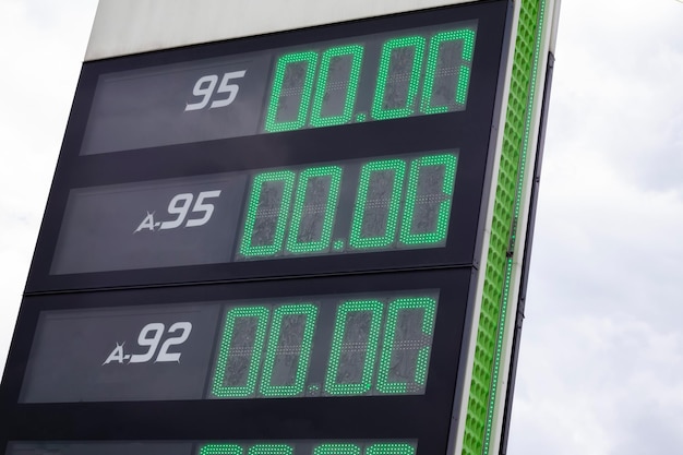 Close-up van een bord bij een benzinestation met prijzen voor benzine en gas in Oekraïne in 2022 Het concept van gebrek aan en tekort aan stookolie-industrie Gebrek aan benzinestationprijzen