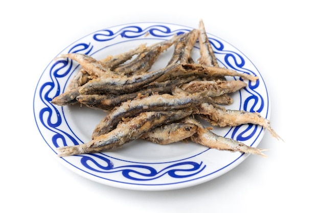 Close-up van een bord met Spaanse boquerones fritos