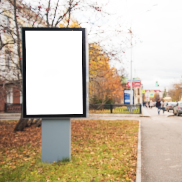 Foto close-up van een bord op de weg tegen bomen