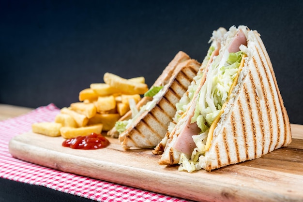 Close-up van een boterham met friet op de snijplank
