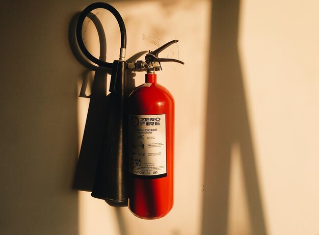 Foto close-up van een brandblusser op de muur