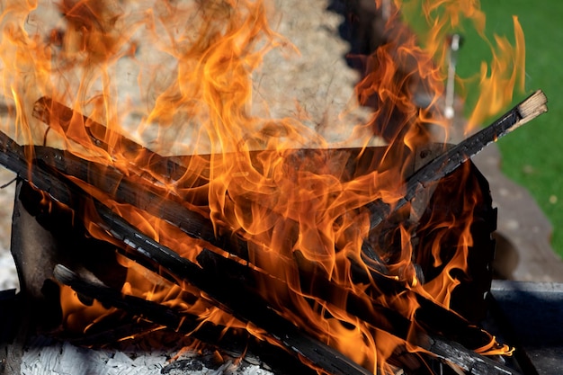 Foto close-up van een brandend vuur buiten