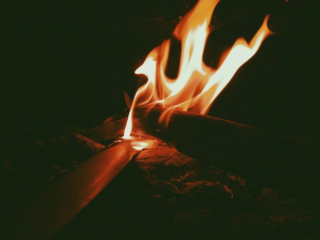 Foto close-up van een brandend vuur in het donker