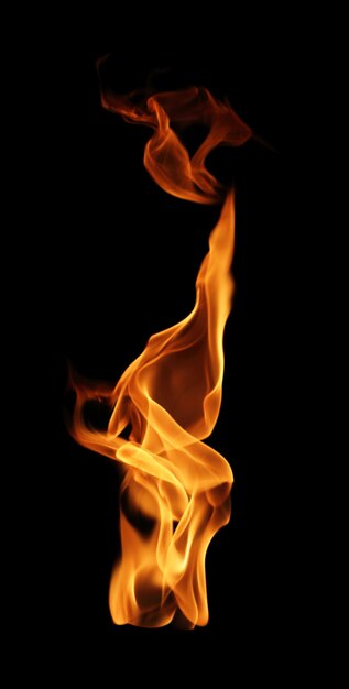 Close-up van een brandend vuur tegen een zwarte achtergrond