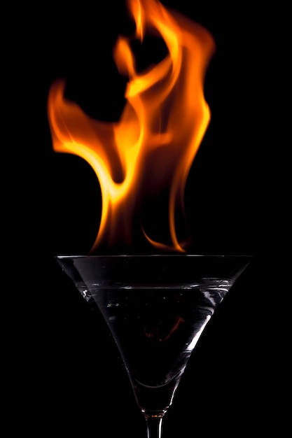 Foto close-up van een brandende kaars tegen een zwarte achtergrond