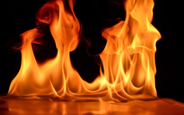 Close-up van een brandende kaars tegen een zwarte achtergrond