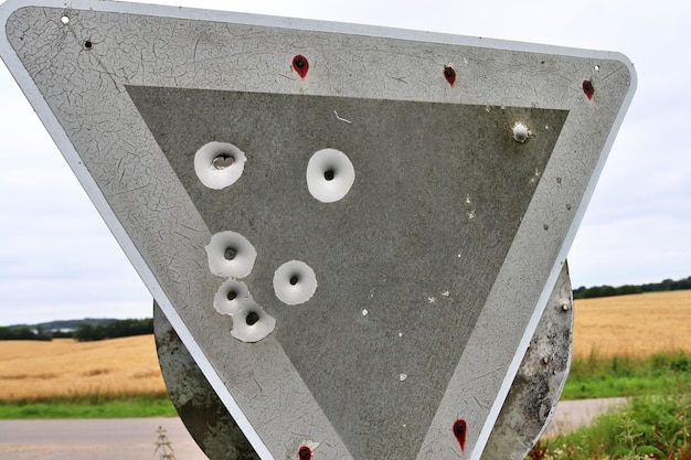 Close-up van een brievenbus op het veld tegen de lucht