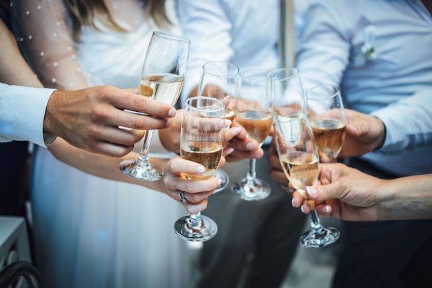 Close-up van een bril met champagne die rammelt op een bruiloft