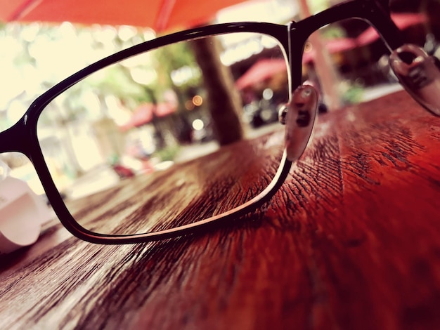 Close-up van een bril op een houten tafel