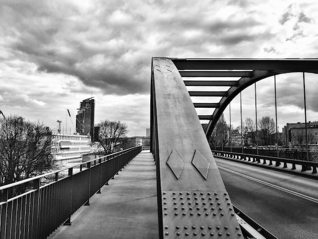 Foto close-up van een brug in de stad tegen een bewolkte lucht