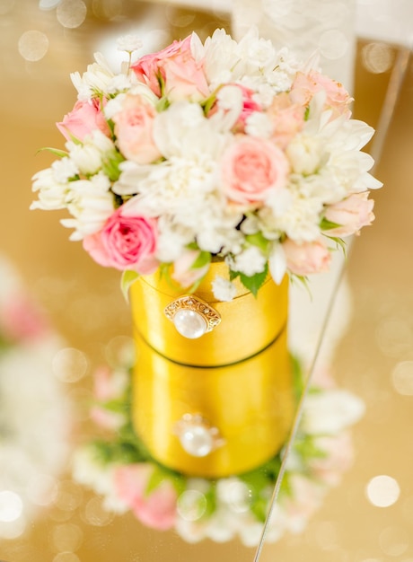 Close-up van een bruiloft tafeldecoratie met bloemen