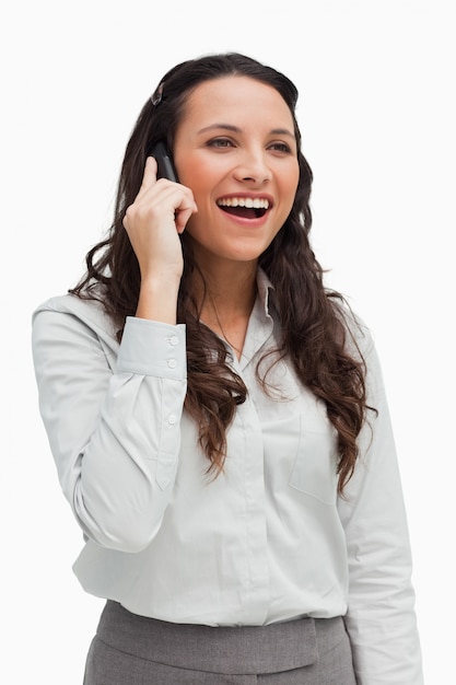Close-up van een brunette die terwijl het telefoneren glimlacht