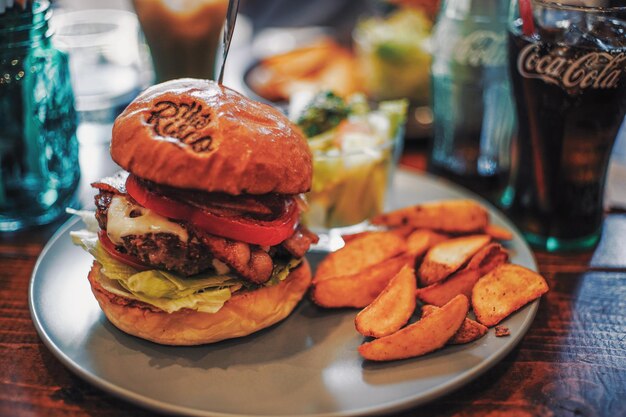 Foto close-up van een burger in een bord op tafel