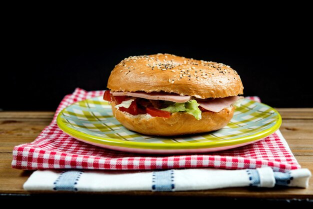 Foto close-up van een burger in een bord op tafel