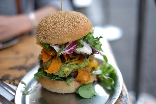Close-up van een burger in een bord op tafel