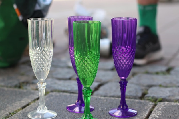 Foto close-up van een champagnefluit op straat