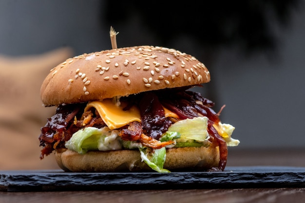 Close-up van een cheeseburger met bbq-saus