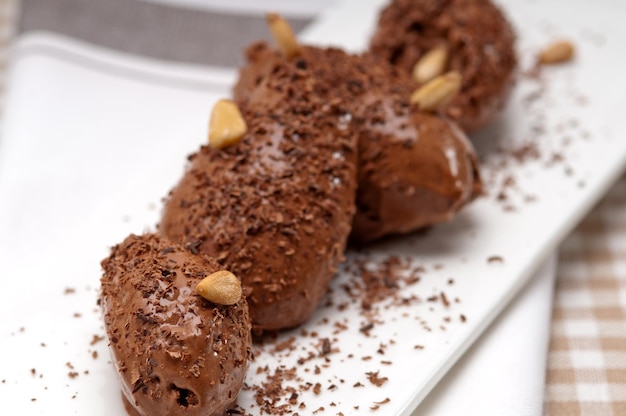 Close-up van een chocolade dessert in een bord op tafel