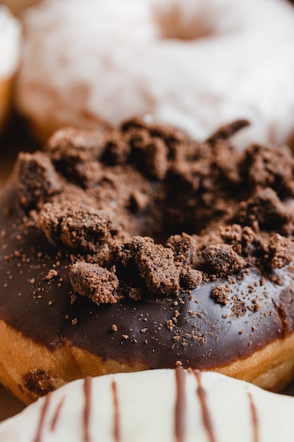 Close-up van een chocolade donut in een doos