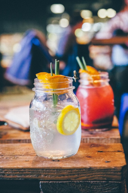 Close-up van een cocktail in een kleine pot