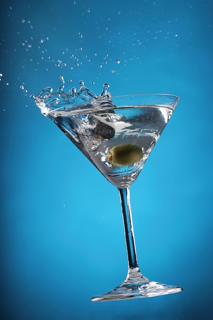 Close-up van een cocktail op een blauwe achtergrond
