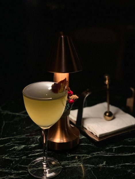 Foto close-up van een cocktail op een marmeren tafel