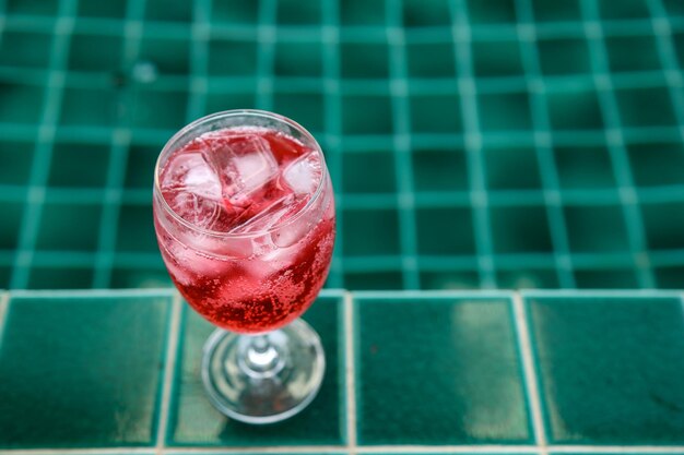 Foto close-up van een cocktailglas op tafel