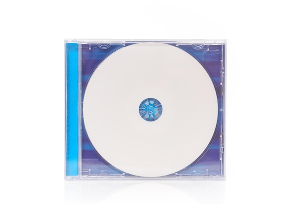 Close-up van een compact disc tegen een witte achtergrond