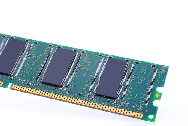 Close-up van een computerchip op een witte achtergrond