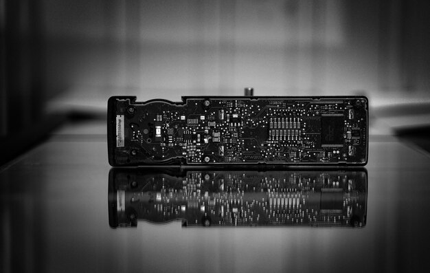 Foto close-up van een computerchip op tafel