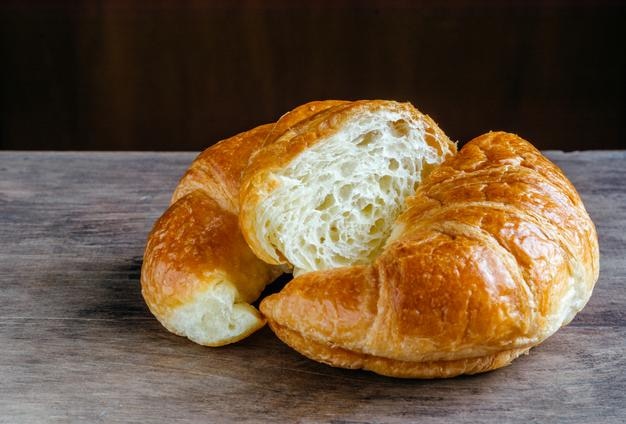 Close-up van een croissant op tafel